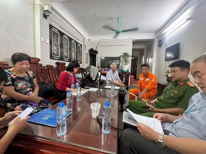 Công an phường phối hợp cùng các đơn vị điện lực đến các hộ gia đình kiểm tra