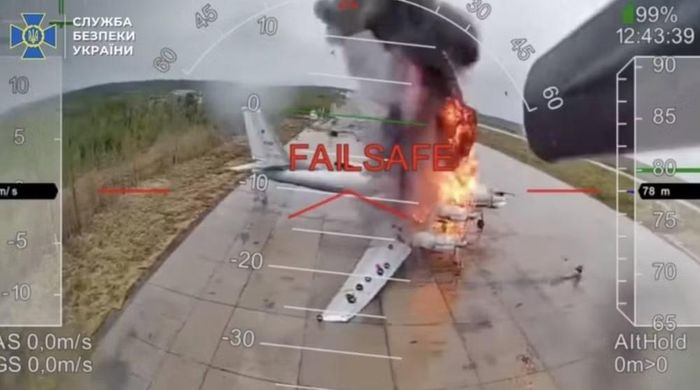 Vẫn theo ông Zelensky, đơn vị đặc nhiệm Alpha thuộc Cơ quan An ninh Ukraine (SBU) cũng tiến hành cuộc tấn công nhằm vào sân bay Engels và đánh trúng một máy bay ném bom chiến lược Tu-95MS.