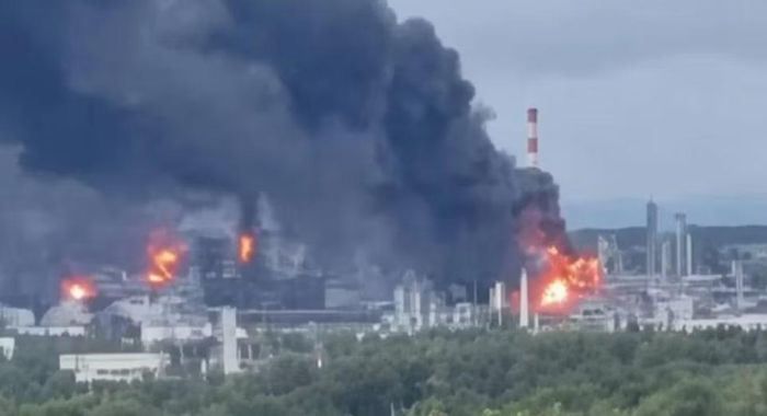 Trước đó, ngày 26/8, nhà máy lọc dầu Lukoil-Nizhegorodnefteorgsintez (NORSI) tại Kstovo phải tạm dừng hoạt động sau một cuộc tấn công bằng máy bay không người lái (UAV).