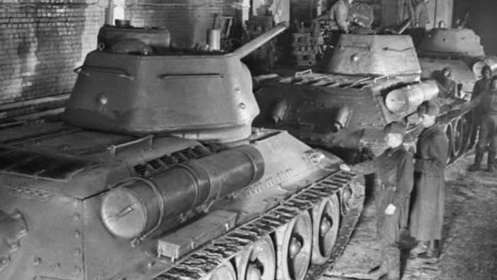 Liên Xô vì vậy liên tục điều chỉnh T-34. Một số bộ phận được thiết kế lại để dễ chế tạo hơn, các chi tiết được tiêu chuẩn hóa, quy trình sản xuất được tổ chức theo hướng tăng năng suất. Những cải tiến này đôi khi làm chiếc xe tăng kém tinh xảo hơn về mặt hoàn thiện, nhưng lại giúp tăng tốc độ đưa xe ra khỏi nhà