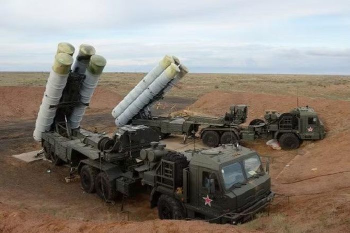 Sử dụng khả năng nhắm bắn tầm xa từ cảm biến bên ngoài, các bệ phóng S-400 có thể bắn vào máy bay nằm ngoài tầm nhìn trực tiếp của radar, mở rộng đáng kể cự ly tác chiến thực tế.