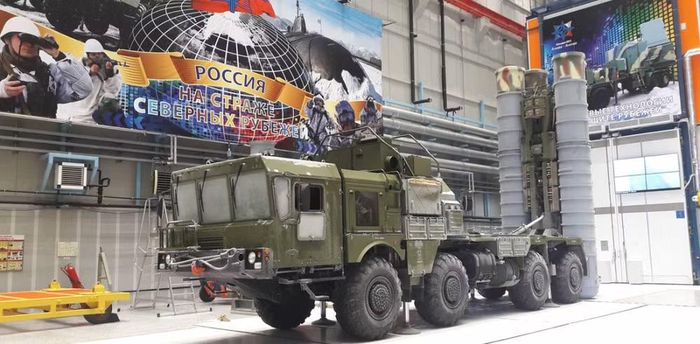 Hệ thống S-400 được phát triển đặc biệt cho phòng không tầm xa, trong đó tên lửa 40N6 bắt đầu được đưa vào sử dụng từ cuối những năm 2010, có tầm bắn 400 km.
