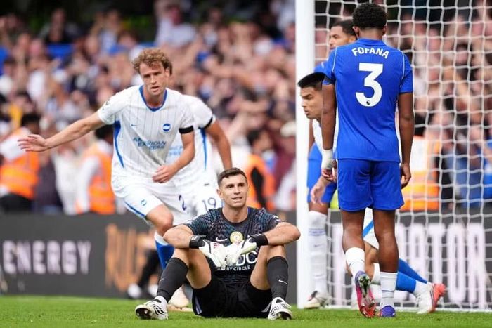 Thủ môn Emiliano Martinez thủng lưới 3 bàn ngay trận ra mắt Chelsea (Ảnh: John Walton/PA)