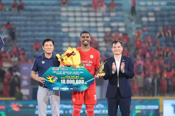 Ông Mai Thế Hưng, Giám đốc Đối ngoại Tập đoàn Động Lực trao giải cho cầu thủ ghi bàn đầu tiên tring trận Siêu cúp