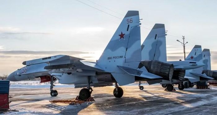 Một điểm quan trọng của Su-35 là radar Irbis-E. Đây là radar mảng pha thụ động có khả năng phát hiện và theo dõi nhiều mục tiêu, hỗ trợ máy bay thực hiện các nhiệm vụ không chiến và tấn công mặt đất.