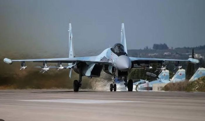 Nga duy trì cả 2 vì chúng có thể bổ sung cho nhau. Su-30 cung cấp một nền tảng đa nhiệm 2 chỗ, trong khi Su-35 hướng tới khả năng tác chiến của tiêm kích 1 chỗ hiện đại hơn.