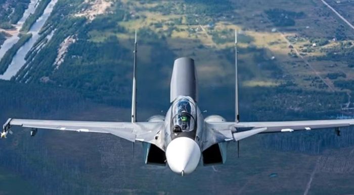 Sự khác biệt giữa 2 dòng vì thế nằm nhiều ở cách chúng được sử dụng. Su-30 với 2 phi công phù hợp với những nhiệm vụ đòi hỏi quản lý nhiều hệ thống và thời gian hoạt động dài.