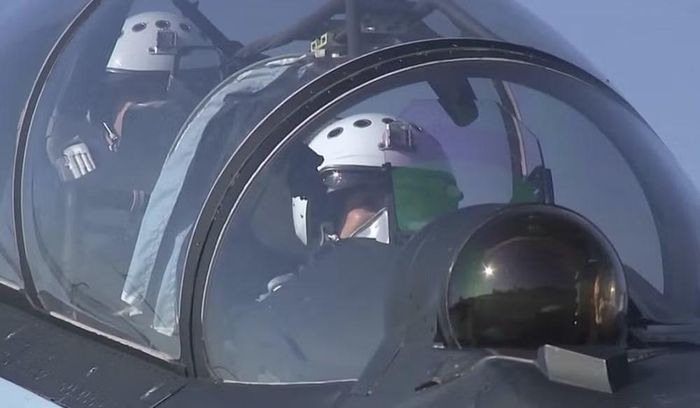 Su-30 là tiêm kích 2 chỗ, phát triển từ Su-27UB. Việc bổ sung phi công thứ 2 không đơn thuần nhằm phục vụ huấn luyện.