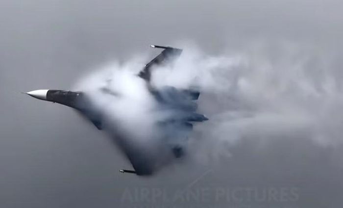 Khả năng mang nhiều loại vũ khí khiến Su-30 trở thành một nền tảng tương đối linh hoạt.