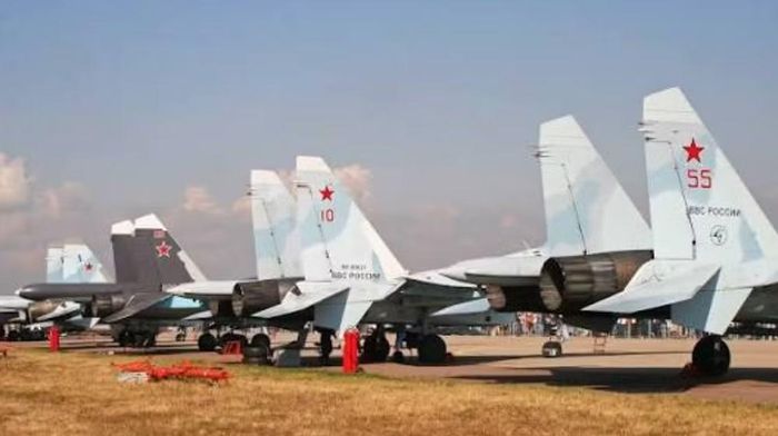 Su-35 cũng duy trì khả năng cơ động nổi tiếng của dòng Flanker. Tuy nhiên, nếu chỉ dựa vào tốc độ tối đa để so sánh Su-30 và Su-35 thì sẽ bỏ qua phần quan trọng nhất của một tiêm kích hiện đại.