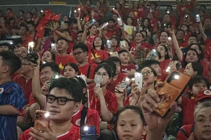 Hàng nghìn ánh đèn flash điện thoại được thắp sáng đồng loạt trong đêm, khép lại bữa tiệc bóng đá mãn nhãn và vinh quang trọn vẹn của đội bóng Thủ đô.