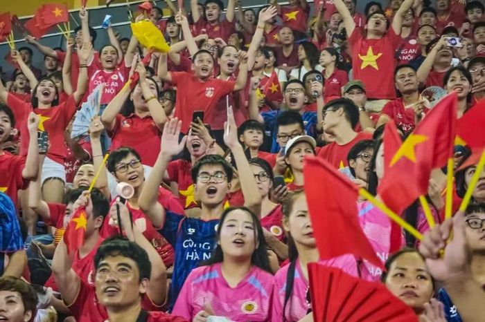 Những khoảnh khắc cuồng nhiệt này cho thấy tình cảm đặc biệt của các cổ động viên với CLB Công an Hà Nội