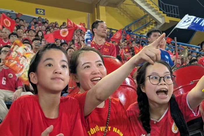Cổ động viên CLB Công an Hà Nội hào hứng theo dõi từng pha bóng ấn tượng của đội nhà