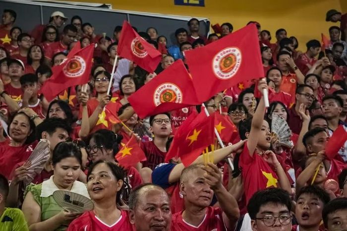 Biển cờ mang biểu trưng của CLB Công an Hà Nội tung bay rợp trời, tạo nên bầu không khí cuồng nhiệt tiếp thêm ngọn lửa tự tin cho các cầu thủ.