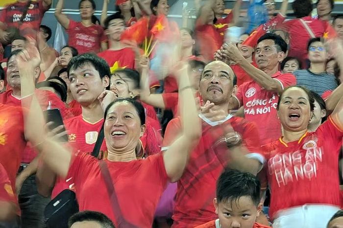 Những hình ảnh ấn tượng của các cổ động viên CLB Công an Hà Nội