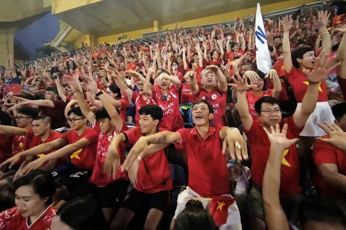 Tiếng loa cổ vũ vang dội hiệu triệu hàng nghìn con tim hòa chung một nhịp đập, hướng trọn niềm tin về sân cỏ.
