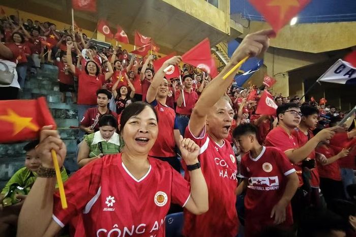 Niềm vui của các cổ động viên mọi lứa tuổi của CLB Công an Hà Nội
