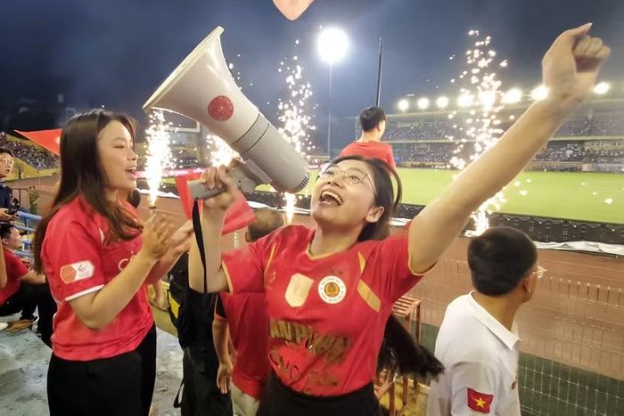 Nữ cổ động viên thăng hoa trong niềm vui tột cùng giữa ánh sáng lung linh mừng chiến thắng vang dội 5-0.