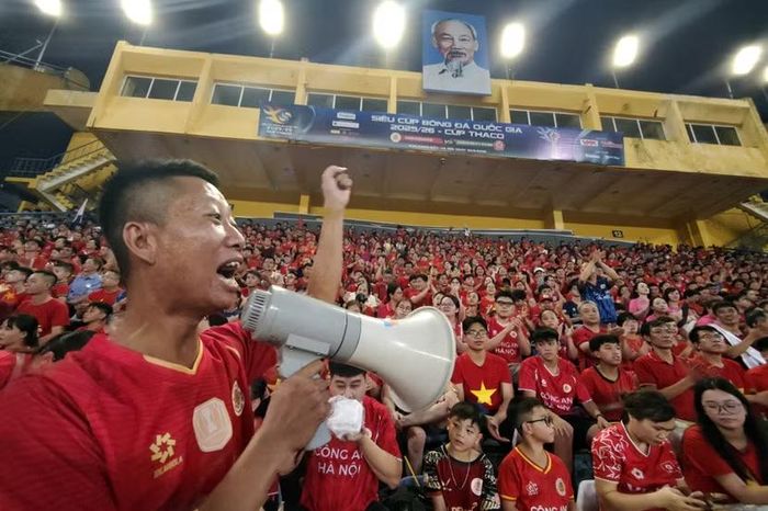 Thủ lĩnh cổ động viên bắt nhịp từ sát đường piste, truyền ngọn lửa đam mê và sự gắn kết tới từng góc khán đài.