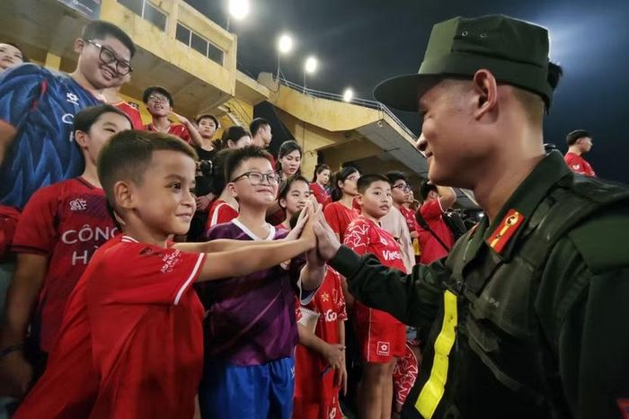 Các cổ động viên đặc biệt của CLB Công an Hà Nội chia vui với chiến sĩ Cảnh sát cơ động Công an Thủ đô làm nhiệm vụ bảo vệ trên khán đài