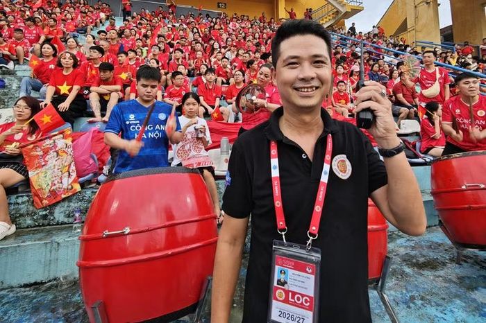 Lực lượng làm nhiệm vụ đảm bảo an ninh trật tự nở nụ cười rạng rỡ bên dàn trống hội, sẵn sàng đồng hành cùng đêm thi đấu kịch tính.