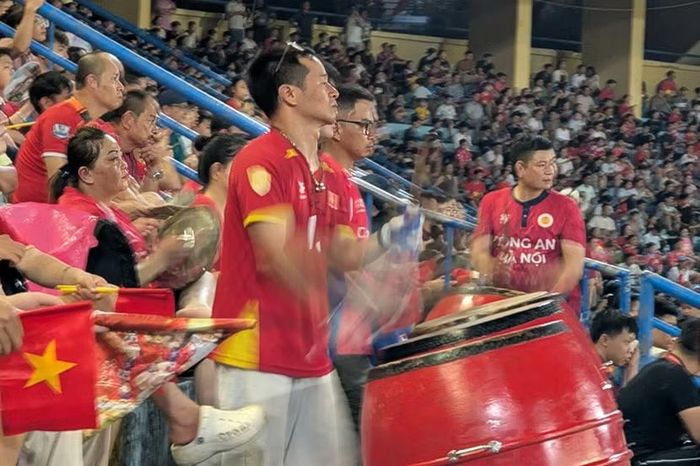 Tiếng trống rộn rã liên hồi giục giã, tiếp thêm sức mạnh cho từng pha tranh chấp bóng nảy lửa của đội nhà.
