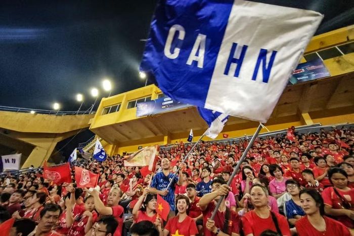 Lá đại kỳ hai màu xanh - trắng kiêu hãnh phấp phới giữa biển người hâm mộ trên khán đài B.