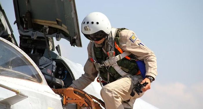 Su-24 cũng được thiết kế theo hướng máy bay tấn công mọi thời tiết. Hệ thống dẫn đường và ngắm bắn cho phép tổ lái thực hiện nhiệm vụ trong điều kiện tầm nhìn hạn chế, ban đêm hoặc thời tiết xấu.