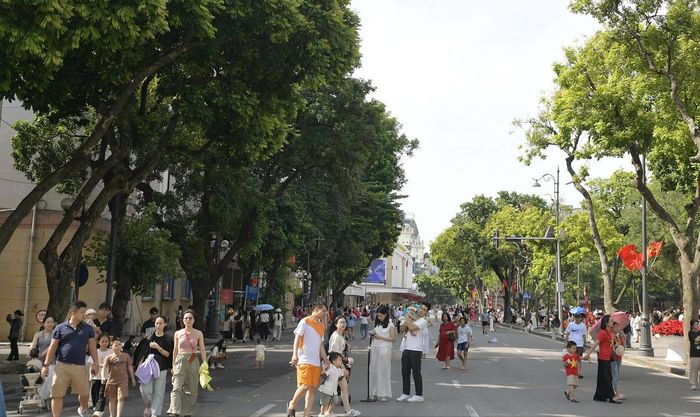 Trong ngày 30/8, khu vực hồ Hoàn Kiếm tấp nập người dân và du khách đến tham quan, dạo chơi. Không khí ngày nghỉ lễ khiến không gian quanh hồ thêm sôi động, rộn ràng.