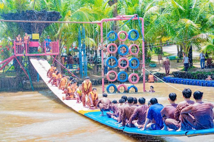 Du khách hào hứng trải nghiệm trò chơi đang thu hút giới trẻ. (Ảnh: Nguyễn Ngọc)