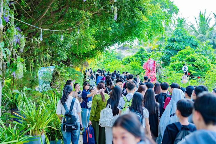 Đông đảo du khách tham quan, khám phá không gian xanh tại Cồn Én. (Ảnh: Nguyễn Ngọc).