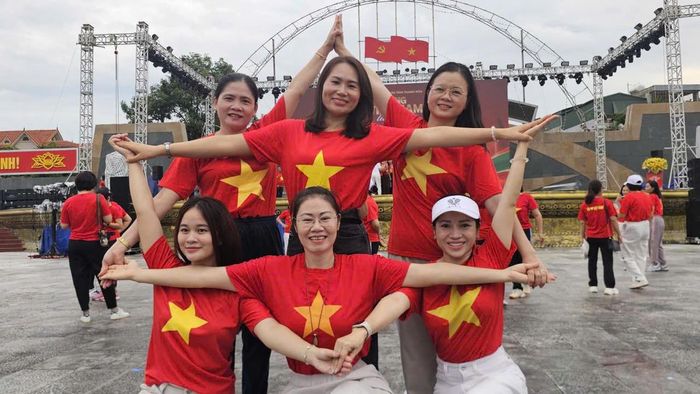Cờ đỏ sao vàng rực rỡ trên nhiều tuyến phố ở xứ Thanh. Ảnh: Anh Tuấn