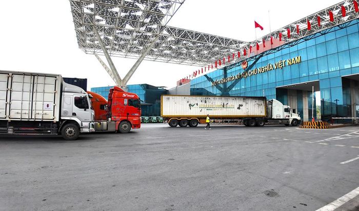 Các phương tiện chở hàng hóa thông quan tại khu vực cầu Bắc Luân II – Cửa khẩu quốc tế Móng Cái.
