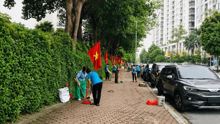 Nhân dân tham gia vệ sinh môi trường. Ảnh PV