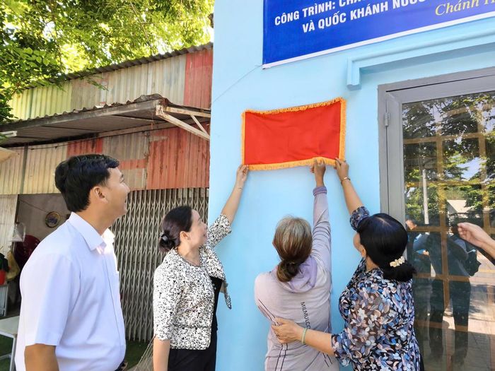 Trao nhà Đại đoàn kết cho hộ bà Nguyễn Thị Cúc tại phường Chánh Hiệp. Ảnh: Q.Đ.
