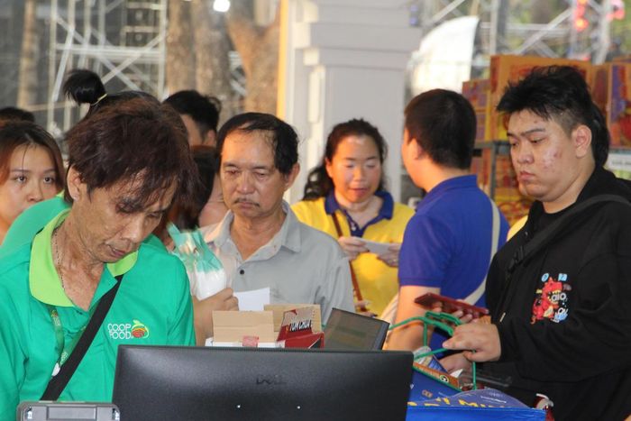 Người dân TPHCM mua hàng tại Siêu thị mini 0 đồng do Mặt trận TPHCM phối hợp triển khai. Ảnh: Q.Đ.