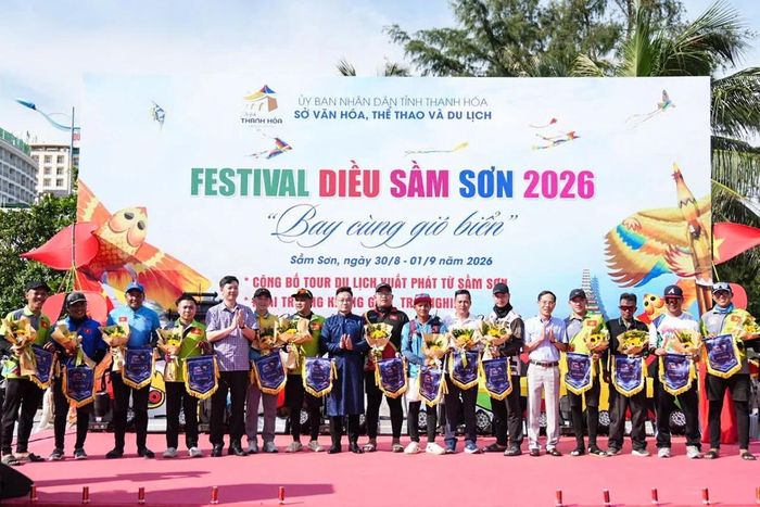 Phó Chủ tịch UBND tỉnh Đầu Thanh Tùng và lãnh đạo Sở VH-TT-DL tặng cờ lưu niệm cho đại diện các CLB tham dự festival. Ảnh: Duy Tính