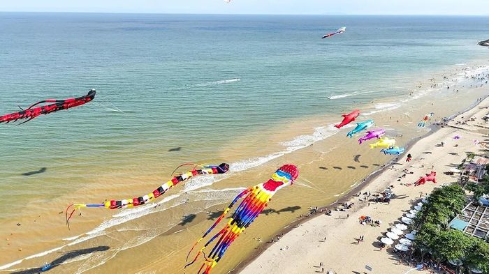 Những con diều 'bay cùng gió biển Sầm Sơn'. Ảnh: Duy Tính