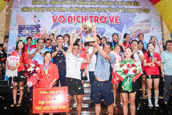  Đội nữ Lục Yên trở về xã ăn mừng chức vô địch chiều 29/8. Ảnh: Vũ Khắc Điệp. 