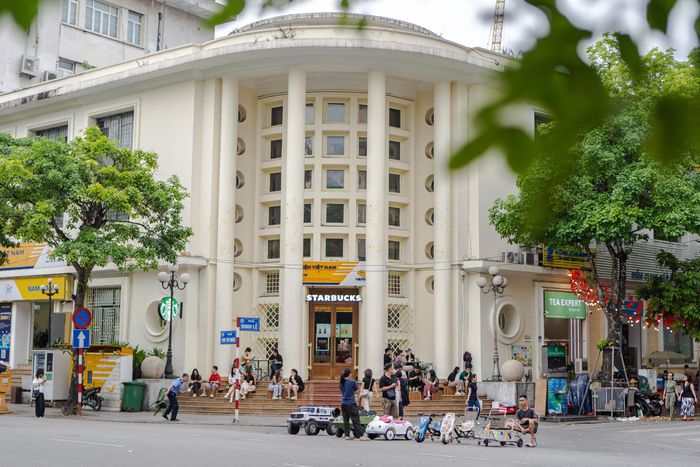  Starbucks Bưu điện Hà Nội hút khách trong thời điểm khai trương. Ảnh: Châu Sa. 