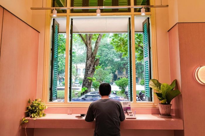  Bên trong cửa hàng Every Half tại Bưu điện Hà Nội. Ảnh: Nhật Ánh. 