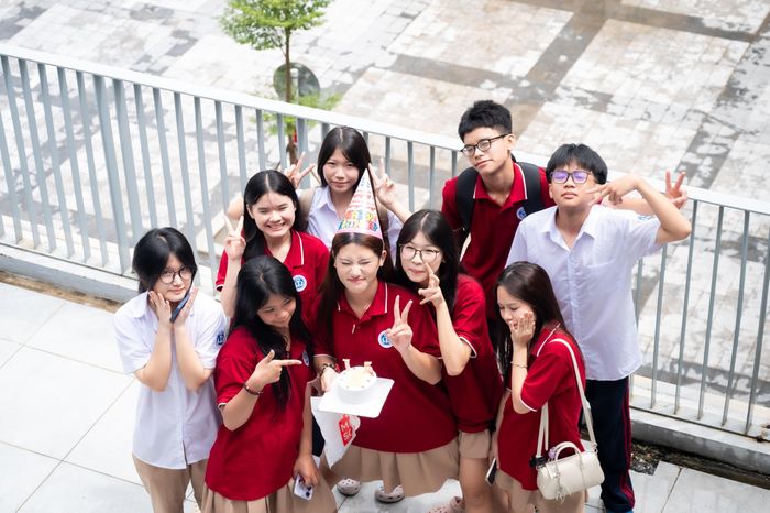 Năm học tới, trường triển khai 3 tổ hợp cho học sinh lựa chọn, đáp ứng đa dạng nhu cầu học sinh ở các khối tự nhiên, xã hội. Cuối học kỳ I, trường sẽ định hướng lại để các em kịp thời điều chỉnh nếu có nhu cầu. Bên cạnh đó, trường nâng cao chất lượng dạy và học ngoại ngữ, đặc biệt là tiếng Anh. Các hoạt động giáo dục STEM, ứng dụng công nghệ AI, chuyển đổi số trong quản lý, dạy và học cũng được chú trọng. "Cùng với giữ vững kỷ cương, nhà trường hướng tới xây dựng môi trường giáo dục lành mạnh, an toàn, thân thiện, nơi mỗi học sinh, giáo viên đều được yêu thương, tôn trọng", thầy Thắng chia sẻ.