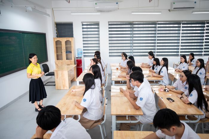 Diện tích sàn sử dụng khoảng 2000 m2, trường có 25 phòng học tiêu chuẩn, diện tích mỗi phòng 55 m2, trong tương lai có thể đáp ứng nhu cầu học tập cho hơn 1.800 học sinh. Các phòng học đều trang bị đầy đủ hệ thống bảng, máy chiếu, điều hòa, quạt trần, đèn chiếu sáng, bàn ghế phù hợp với độ tuổi học sinh trung học. Đặc biệt, các phòng đều ưu tiên ánh sáng tự nhiên với hệ thống cửa sổ lớn.