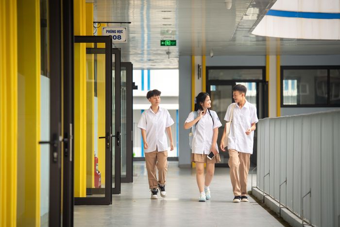 Lê Gia Linh (kẹp tóc), học sinh lớp 10A10, háo hức khi được học trong ngôi trường mới với cơ sở vật chất hiện đại, được đầu tư đồng bộ. "Dù trường mới đi vào hoạt động, em và gia đình rất yên tâm vì đội ngũ giáo viên chất lượng, chưa kể nhà em chỉ cách trường 1 km", Linh chia sẻ.