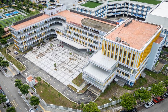 Trường THPT Hoàng Quán Chi được xây dựng trên lô đất A11, thuộc khu quy hoạch K7-1 (phường Yên Hòa, Hà Nội), với cổng chính hướng ra mặt phố Nguyễn Như Uyên. Dự án có tổng mức đầu tư khoảng 183 tỷ đồng (theo quyết định phê duyệt năm 2023), chính thức đưa vào vận hành, phục vụ công tác dạy và học từ năm học này.