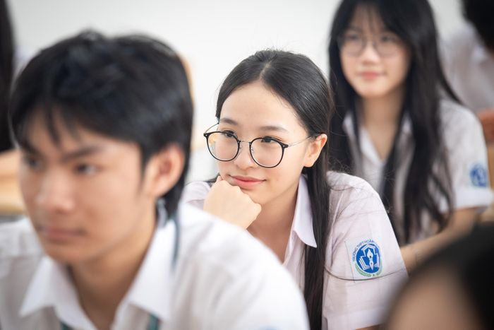Theo thầy Thắng, chất lượng học sinh tốt vừa là thuận lợi, song cũng là áp lực đòi hỏi trường đảm bảo chất lượng dạy và học tương xứng. Hiện tại, nhà trường có 10 giáo viên biên chế, trong đó có 9 thầy cô trình độ thạc sĩ, một số thầy cô chuyển từ trường chuyên về. Bên cạnh đó, ở một số môn, nhà trường cũng mời các thầy cô có kinh nghiệm, cử nhân tốt nghiệp giỏi, xuất sắc về giảng dạy theo hợp đồng. “Trường cũng xác định công tác đào tạo, bồi dưỡng thường xuyên cho giáo viên là nhiệm vụ quan trọng nhất. Tất cả thầy cô phải cố gắng", thầy Thắng nhấn mạnh.
