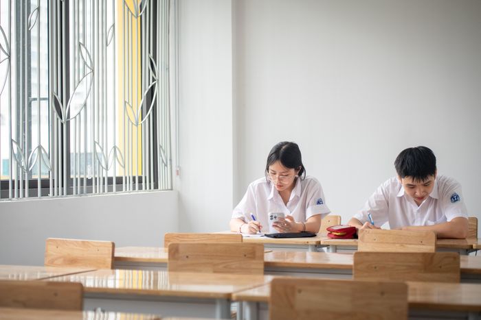 Hiệu trưởng Đỗ Đức Thắng cho biết năm học 2026-2027, trường tuyển đủ chỉ tiêu được giao với 450 học sinh lớp 10, chia làm 10 lớp. Ngay năm đầu tuyển sinh, trường ghi nhận mức điểm chuẩn lên tới 23 - tương đương nhiều trường THPT lâu đời, có thương hiệu mạnh tại Hà Nội. Trong đó, 114 học sinh đạt từ 25-27 điểm, là nguồn tuyển quan trọng để nhà trường xây dựng các đội tuyển mũi nhọn trong thời gian tới.