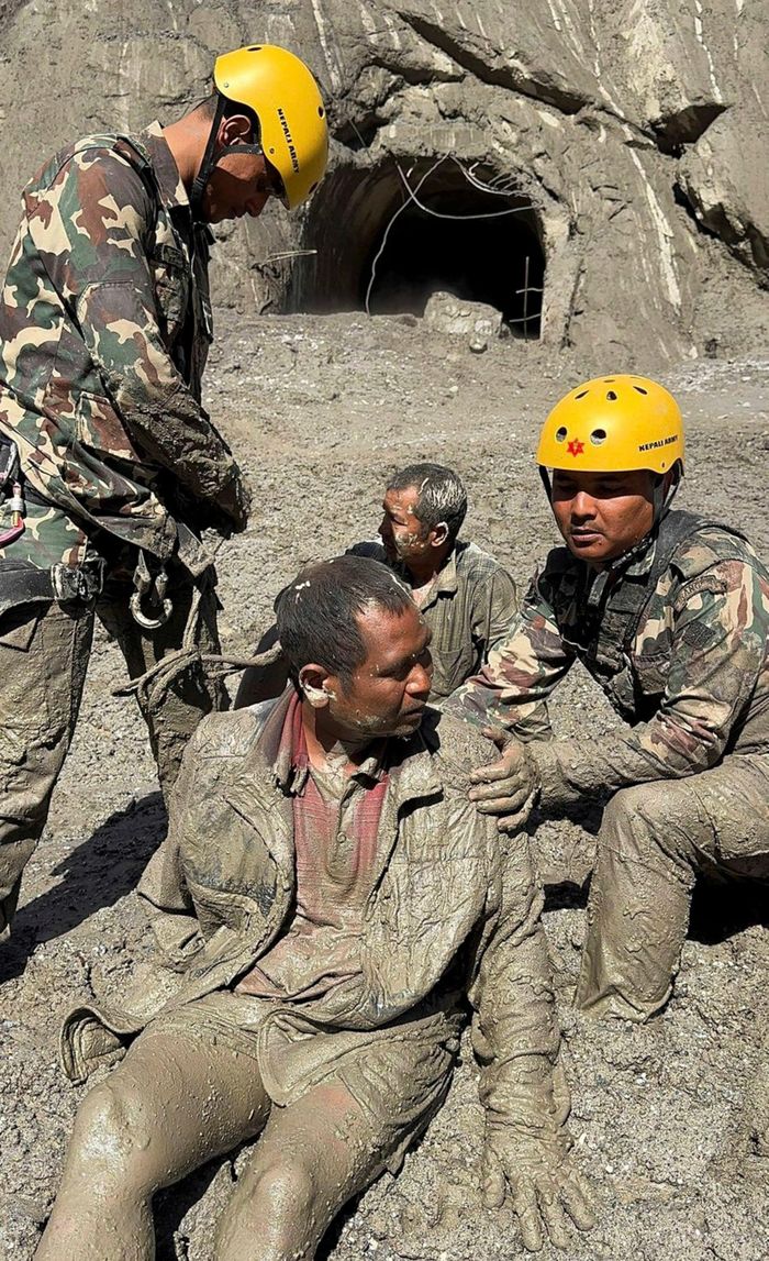  Các binh sĩ Nepal giải cứu những người sống sót khỏi một đường hầm thủy điện vào ngày 28/8 sau trận lũ quét tại huyện Rasuwa. Ảnh: Quân đội Nepal. 