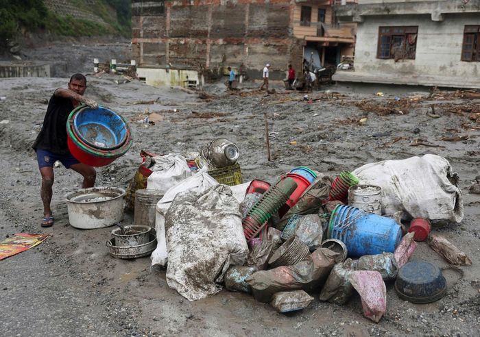 Thiệt hại tại biên giới Nepal-Trugn Quốc sau trận lũ. Ảnh: Reuters.