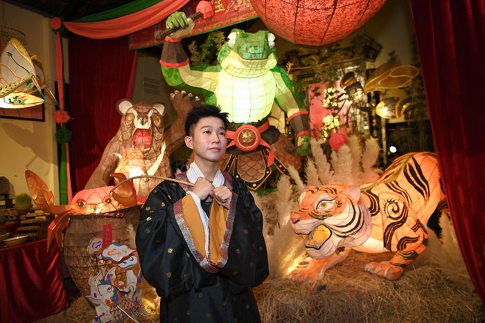 Việt Anh (32 tuổi, sống tại Hà Nội), làm trong lĩnh vực lịch sử, cũng dành nhiều thời gian quan sát các chi tiết thủ công. Với anh, giá trị của không gian không chỉ nằm ở việc tái hiện hình ảnh cũ mà ở cách người trẻ tiếp cận chúng bằng một ngôn ngữ mới.